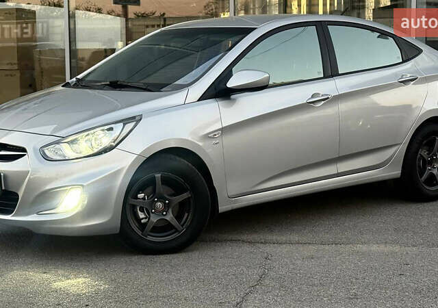 Серый Хендай Акцент, объемом двигателя 1.6 л и пробегом 124 тыс. км за 8500 $, фото 1 на Automoto.ua