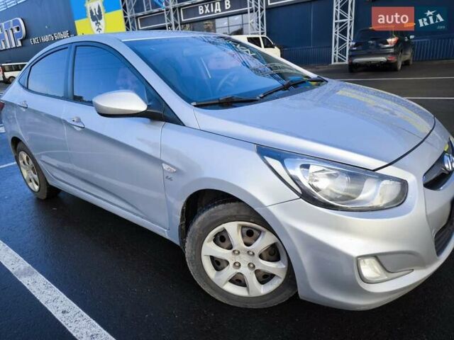 Серый Хендай Акцент, объемом двигателя 1.6 л и пробегом 152 тыс. км за 7699 $, фото 1 на Automoto.ua