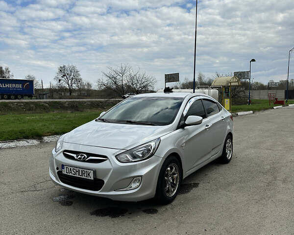 Серый Хендай Акцент, объемом двигателя 1.6 л и пробегом 195 тыс. км за 7500 $, фото 1 на Automoto.ua