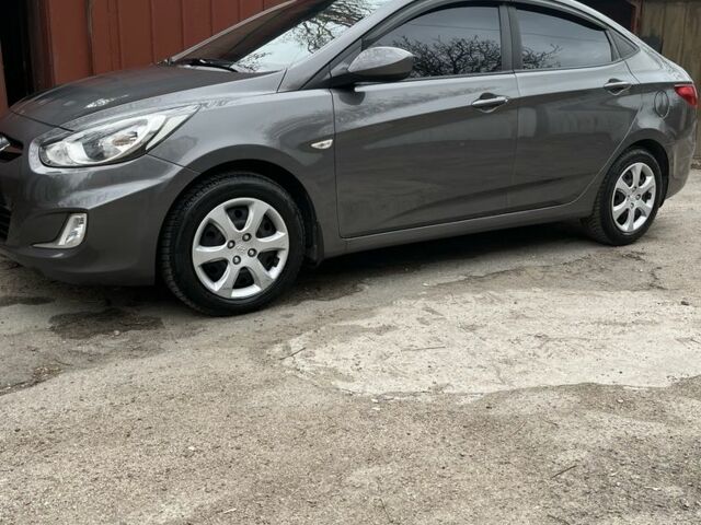 Сірий Хендай Акцент, об'ємом двигуна 1.4 л та пробігом 155 тис. км за 9000 $, фото 1 на Automoto.ua