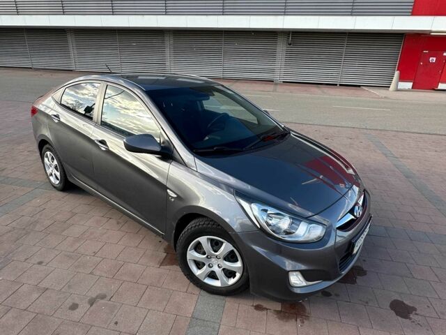 Серый Хендай Акцент, объемом двигателя 1.6 л и пробегом 118 тыс. км за 8000 $, фото 1 на Automoto.ua