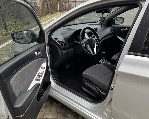 Серый Хендай Акцент, объемом двигателя 1.4 л и пробегом 142 тыс. км за 9000 $, фото 1 на Automoto.ua