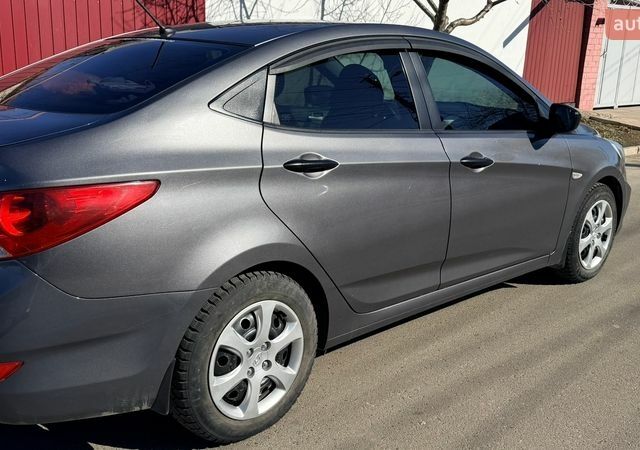 Серый Хендай Акцент, объемом двигателя 1.4 л и пробегом 135 тыс. км за 7700 $, фото 1 на Automoto.ua