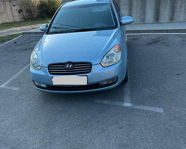 Синий Хендай Акцент, объемом двигателя 1.6 л и пробегом 240 тыс. км за 4600 $, фото 1 на Automoto.ua