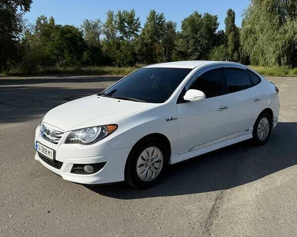 Белый Хендай Аванте, объемом двигателя 1.6 л и пробегом 228 тыс. км за 7000 $, фото 1 на Automoto.ua