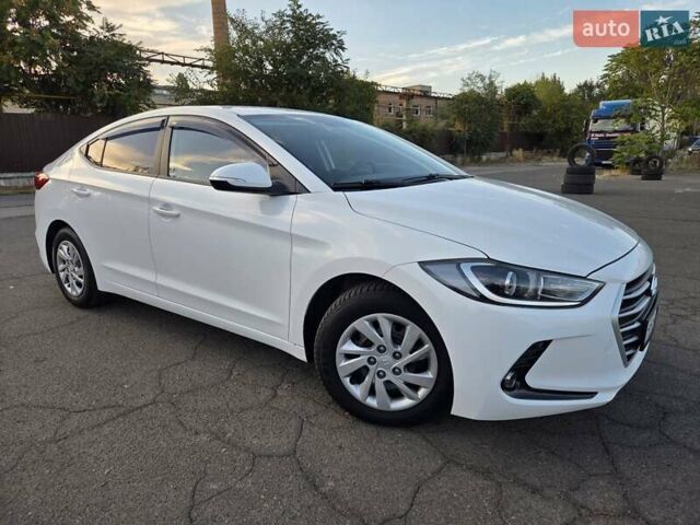 Белый Хендай Аванте, объемом двигателя 1.6 л и пробегом 200 тыс. км за 10500 $, фото 1 на Automoto.ua