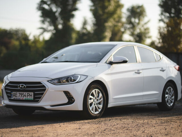 Белый Хендай Аванте, объемом двигателя 1.6 л и пробегом 150 тыс. км за 13000 $, фото 1 на Automoto.ua