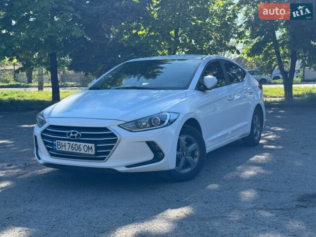 Белый Хендай Аванте, объемом двигателя 1.6 л и пробегом 257 тыс. км за 9300 $, фото 1 на Automoto.ua