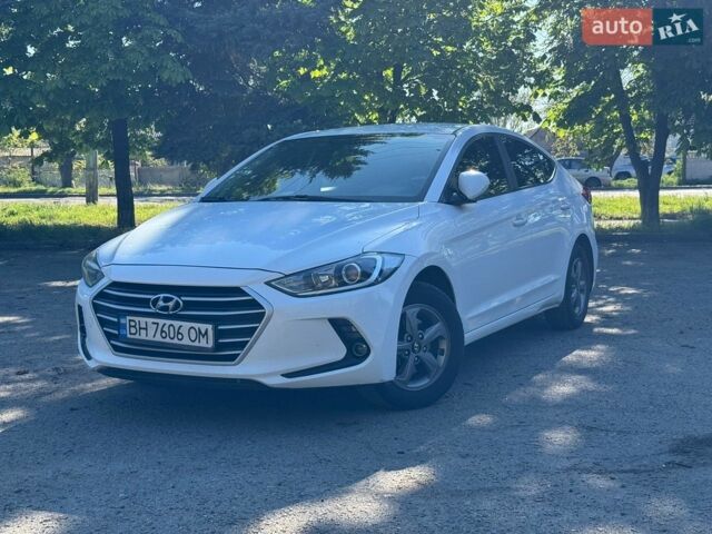 Белый Хендай Аванте, объемом двигателя 1.6 л и пробегом 257 тыс. км за 9600 $, фото 1 на Automoto.ua