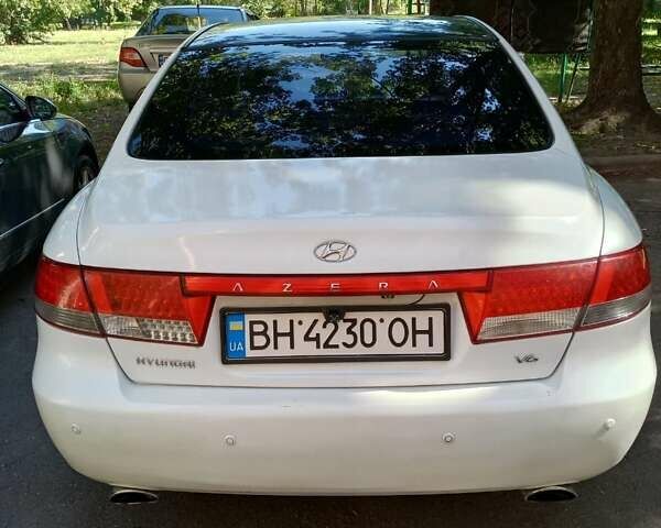 Белый Хендай Азера, объемом двигателя 2.7 л и пробегом 208 тыс. км за 6300 $, фото 1 на Automoto.ua