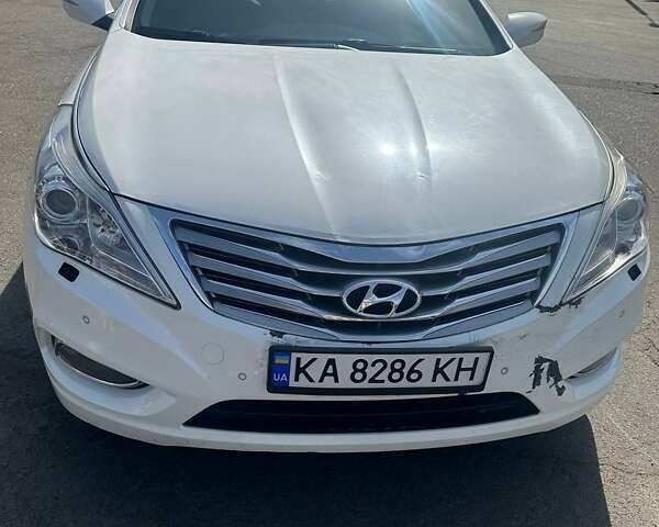 Белый Хендай Азера, объемом двигателя 3 л и пробегом 205 тыс. км за 10500 $, фото 1 на Automoto.ua