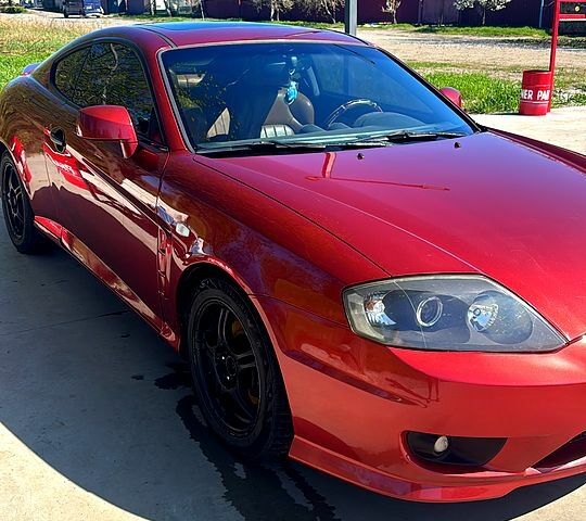 Красный Хендай Купе, объемом двигателя 1.3 л и пробегом 250 тыс. км за 4750 $, фото 1 на Automoto.ua