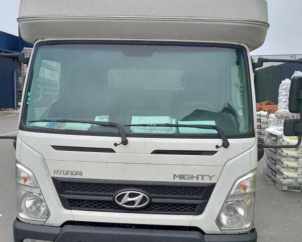 Белый Хендай EX8, объемом двигателя 3 л и пробегом 154 тыс. км за 15900 $, фото 1 на Automoto.ua