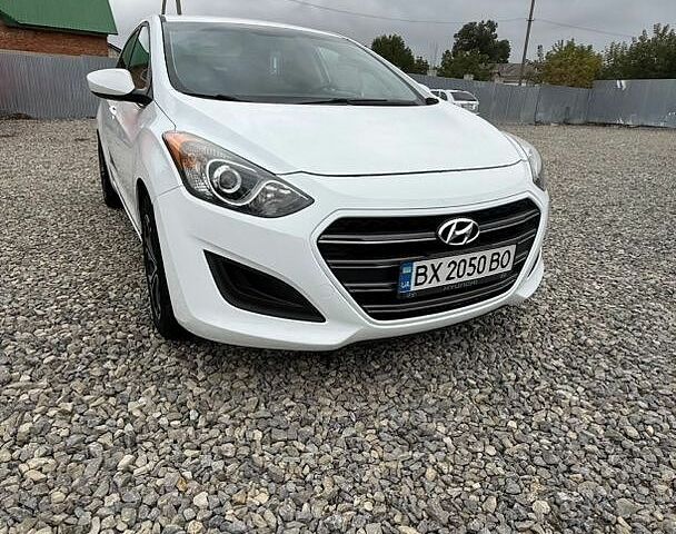 Белый Хендай Элантра, объемом двигателя 2 л и пробегом 205 тыс. км за 8500 $, фото 1 на Automoto.ua