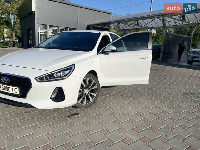 Белый Хендай Элантра, объемом двигателя 2 л и пробегом 130 тыс. км за 11000 $, фото 1 на Automoto.ua