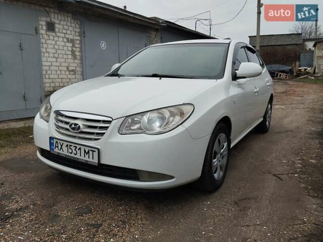 Белый Хендай Элантра, объемом двигателя 1.59 л и пробегом 235 тыс. км за 5700 $, фото 1 на Automoto.ua