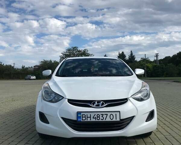 Хендай Элантра 2013 в Одессе на Automoto.ua Белый Хендай Элантра, объемом двигателя 1.8 л и пробегом 290 тыс. км за 9000 $, фото 1 на Automoto.ua