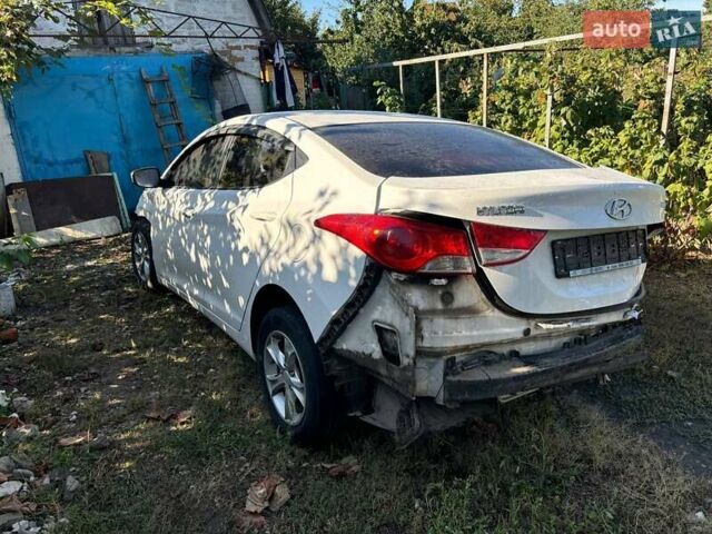 Белый Хендай Элантра, объемом двигателя 1.59 л и пробегом 194 тыс. км за 4000 $, фото 1 на Automoto.ua