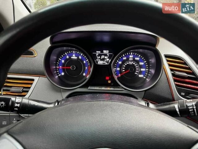 Белый Хендай Элантра, объемом двигателя 1.8 л и пробегом 204 тыс. км за 7500 $, фото 1 на Automoto.ua