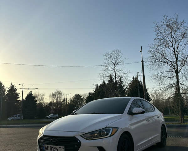 Белый Хендай Элантра, объемом двигателя 2 л и пробегом 180 тыс. км за 8900 $, фото 1 на Automoto.ua