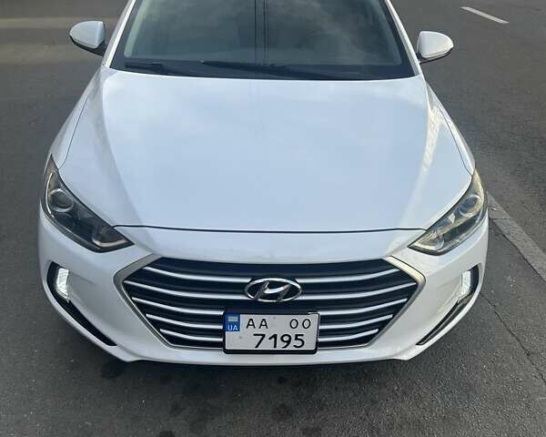 Белый Хендай Элантра, объемом двигателя 2 л и пробегом 179 тыс. км за 10300 $, фото 1 на Automoto.ua