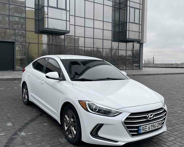 Белый Хендай Элантра, объемом двигателя 2 л и пробегом 112 тыс. км за 11800 $, фото 1 на Automoto.ua