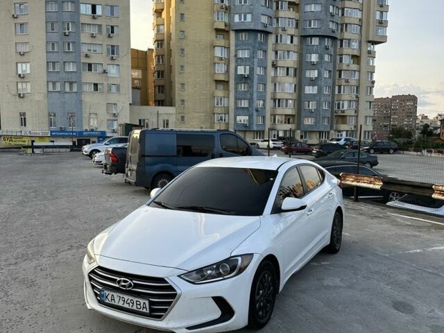 Белый Хендай Элантра, объемом двигателя 2 л и пробегом 200 тыс. км за 7400 $, фото 1 на Automoto.ua