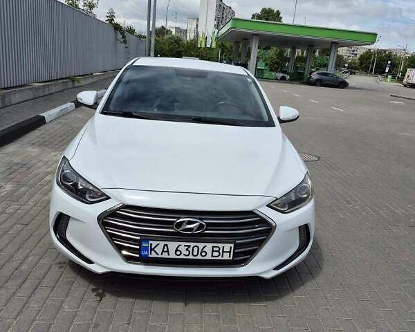 Белый Хендай Элантра, объемом двигателя 2 л и пробегом 80 тыс. км за 12800 $, фото 1 на Automoto.ua