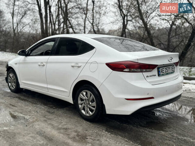 Белый Хендай Элантра, объемом двигателя 1.59 л и пробегом 82 тыс. км за 5300 $, фото 1 на Automoto.ua