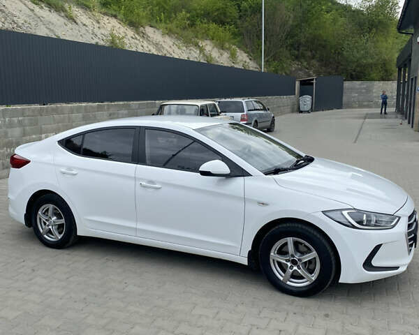 Білий Хендай Елантра, об'ємом двигуна 1.6 л та пробігом 220 тис. км за 11600 $, фото 1 на Automoto.ua