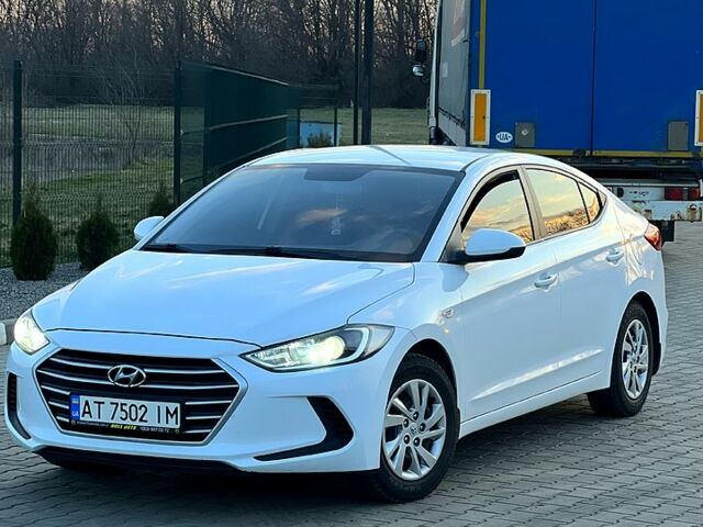 Белый Хендай Элантра, объемом двигателя 1.6 л и пробегом 230 тыс. км за 12300 $, фото 1 на Automoto.ua