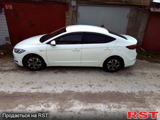 Белый Хендай Элантра, объемом двигателя 1.6 л и пробегом 179 тыс. км за 10500 $, фото 1 на Automoto.ua