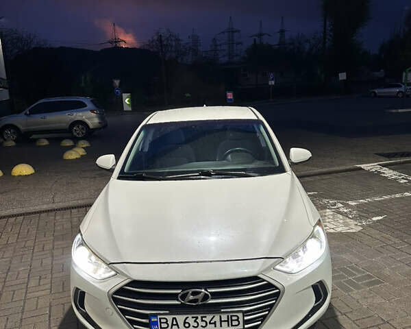Белый Хендай Элантра, объемом двигателя 2 л и пробегом 110 тыс. км за 8699 $, фото 1 на Automoto.ua