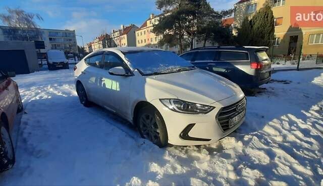 Белый Хендай Элантра, объемом двигателя 1.59 л и пробегом 122 тыс. км за 11200 $, фото 1 на Automoto.ua