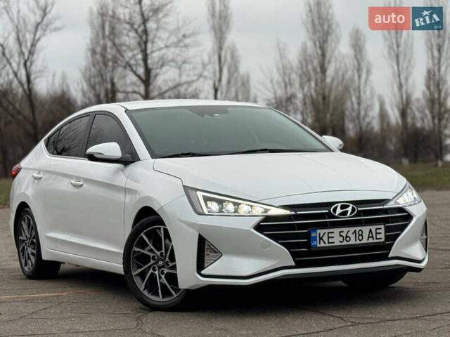 Белый Хендай Элантра, объемом двигателя 2 л и пробегом 72 тыс. км за 16099 $, фото 1 на Automoto.ua
