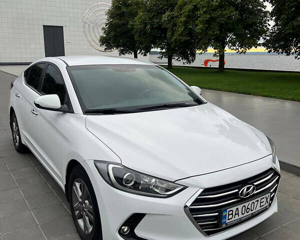 Белый Хендай Элантра, объемом двигателя 1.6 л и пробегом 198 тыс. км за 13000 $, фото 1 на Automoto.ua