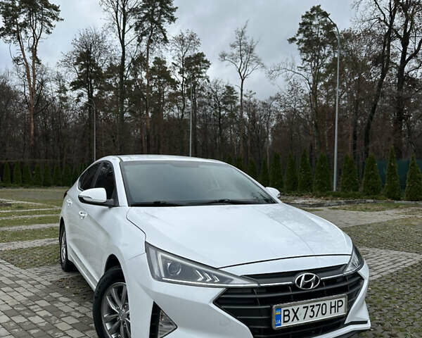 Белый Хендай Элантра, объемом двигателя 1.59 л и пробегом 140 тыс. км за 14500 $, фото 1 на Automoto.ua