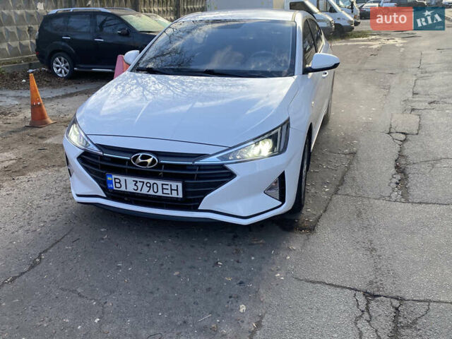 Белый Хендай Элантра, объемом двигателя 1.59 л и пробегом 132 тыс. км за 13500 $, фото 1 на Automoto.ua
