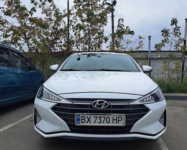 Белый Хендай Элантра, объемом двигателя 1.59 л и пробегом 140 тыс. км за 13900 $, фото 1 на Automoto.ua