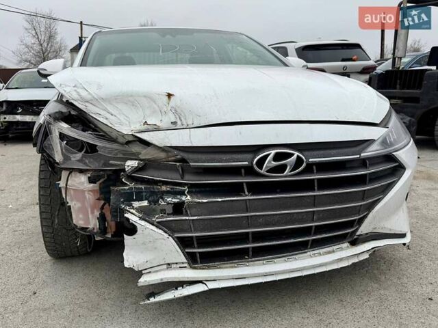 Белый Хендай Элантра, объемом двигателя 2 л и пробегом 164 тыс. км за 9400 $, фото 1 на Automoto.ua