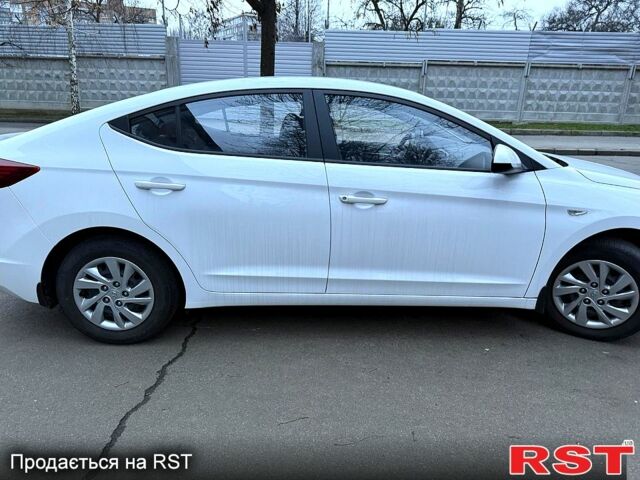 Белый Хендай Элантра, объемом двигателя 1.6 л и пробегом 9500 тыс. км за 13330 $, фото 1 на Automoto.ua