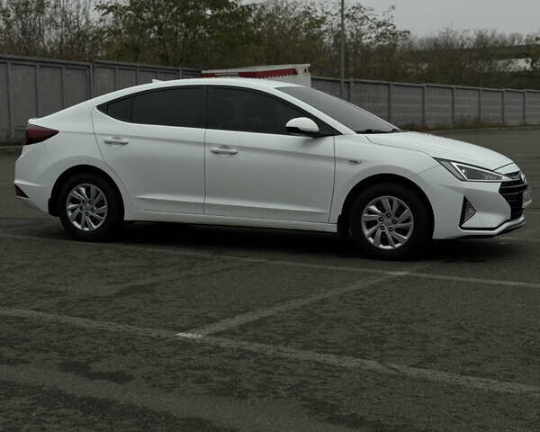 Белый Хендай Элантра, объемом двигателя 1.59 л и пробегом 46 тыс. км за 14000 $, фото 1 на Automoto.ua