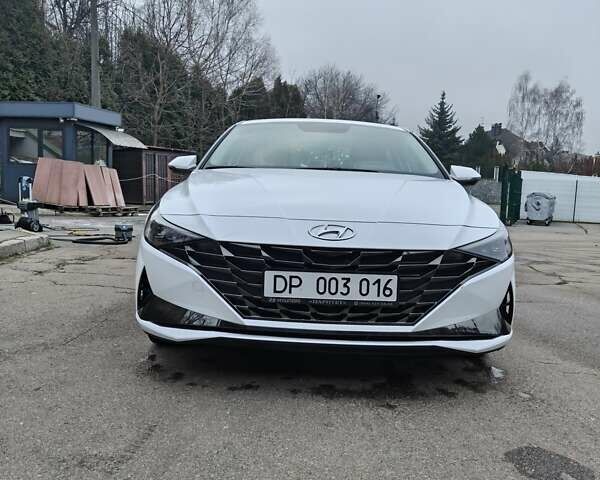 Белый Хендай Элантра, объемом двигателя 1.59 л и пробегом 12 тыс. км за 19000 $, фото 1 на Automoto.ua