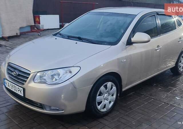 Бежевый Хендай Элантра, объемом двигателя 1.59 л и пробегом 220 тыс. км за 4800 $, фото 1 на Automoto.ua