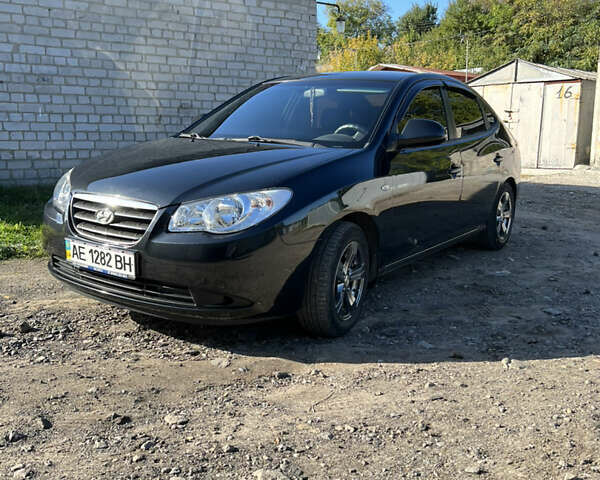 Черный Хендай Элантра, объемом двигателя 1.6 л и пробегом 64 тыс. км за 2000 $, фото 1 на Automoto.ua