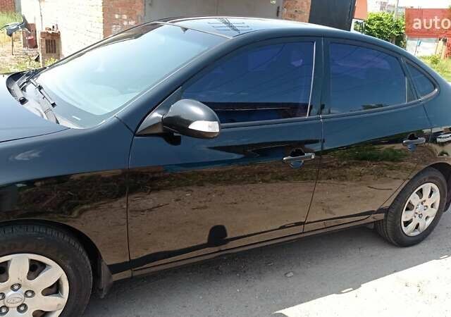 Черный Хендай Элантра, объемом двигателя 1.6 л и пробегом 260 тыс. км за 5300 $, фото 1 на Automoto.ua