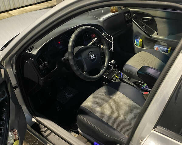 Сірий Хендай Елантра, об'ємом двигуна 1.98 л та пробігом 260 тис. км за 3100 $, фото 1 на Automoto.ua