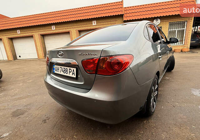 Серый Хендай Элантра, объемом двигателя 1.59 л и пробегом 164 тыс. км за 6500 $, фото 1 на Automoto.ua