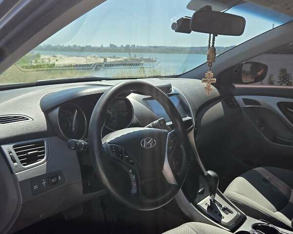 Хендай Элантра 2013 в Днепре (Днепропетровске) на Automoto.ua Серый Хендай Элантра, объемом двигателя 1.8 л и пробегом 185 тыс. км за 9500 $, фото 1 на Automoto.ua
