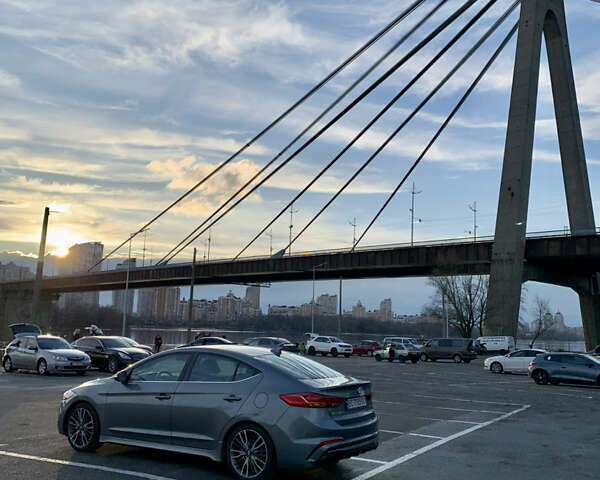 Серый Хендай Элантра, объемом двигателя 1.59 л и пробегом 110 тыс. км за 13000 $, фото 1 на Automoto.ua